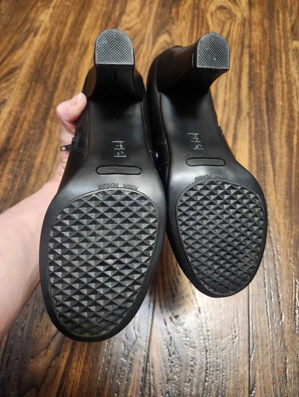 AEROSOLES refined black